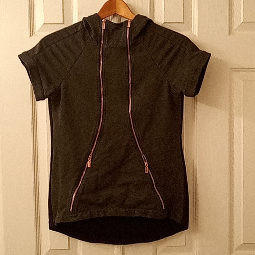 Lime & Vine Tallulah hoodie short sleeve jacket.